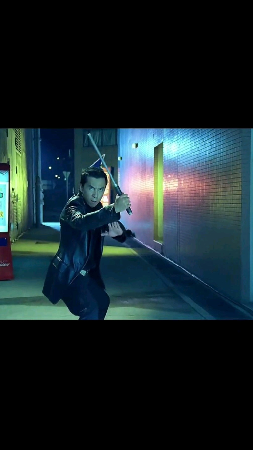 吴京甄子丹最经典打斗,短刀对甩棍