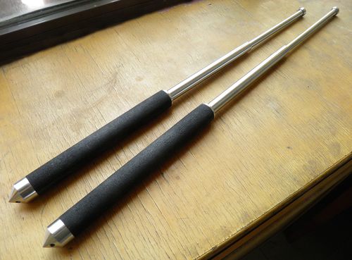 普通人近身格斗自卫防身,为何说短棍是比匕首短刀更好的选择